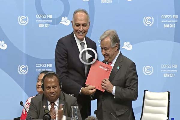 Remise de l'« Annuaire de l’Action mondiale pour le climat » par M. Salaheddine Mezouar - Crédit photo : M. Salaheddine Mezour (Twitter)